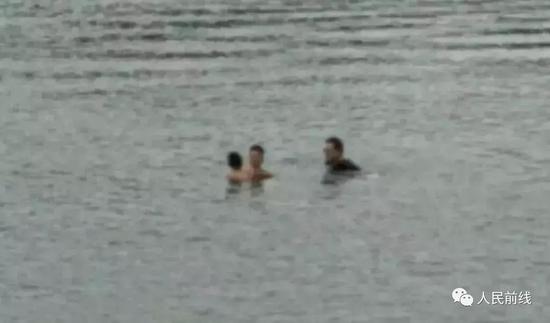 叶芳强(中)救人现场。