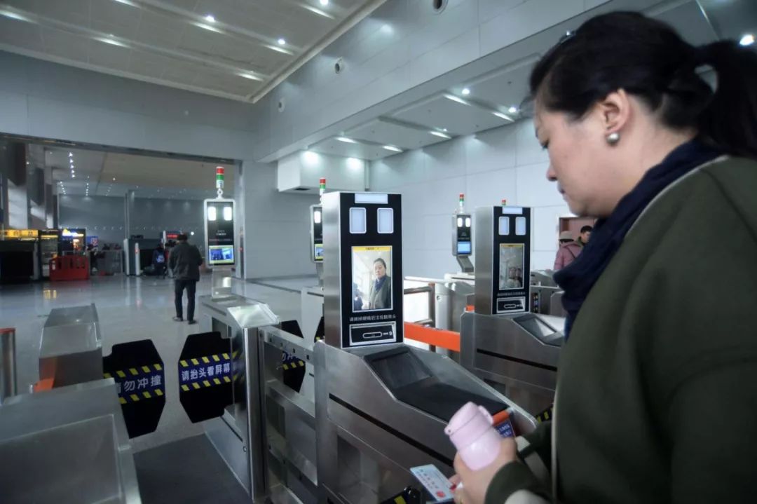 刷脸进站.jpg 刷脸进站.jpg