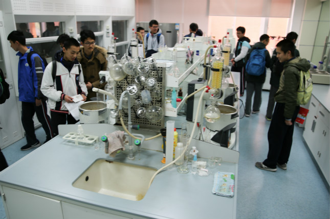 华二开放日学生参观创新实验室9_meitu_1.jpg 华二开放日学生参观创新实验室9_meitu_1.jpg