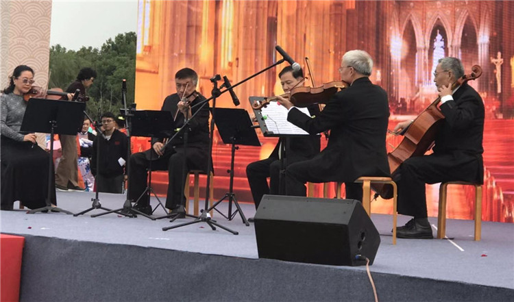 老年人一起演奏.jpg 老年人一起演奏.jpg