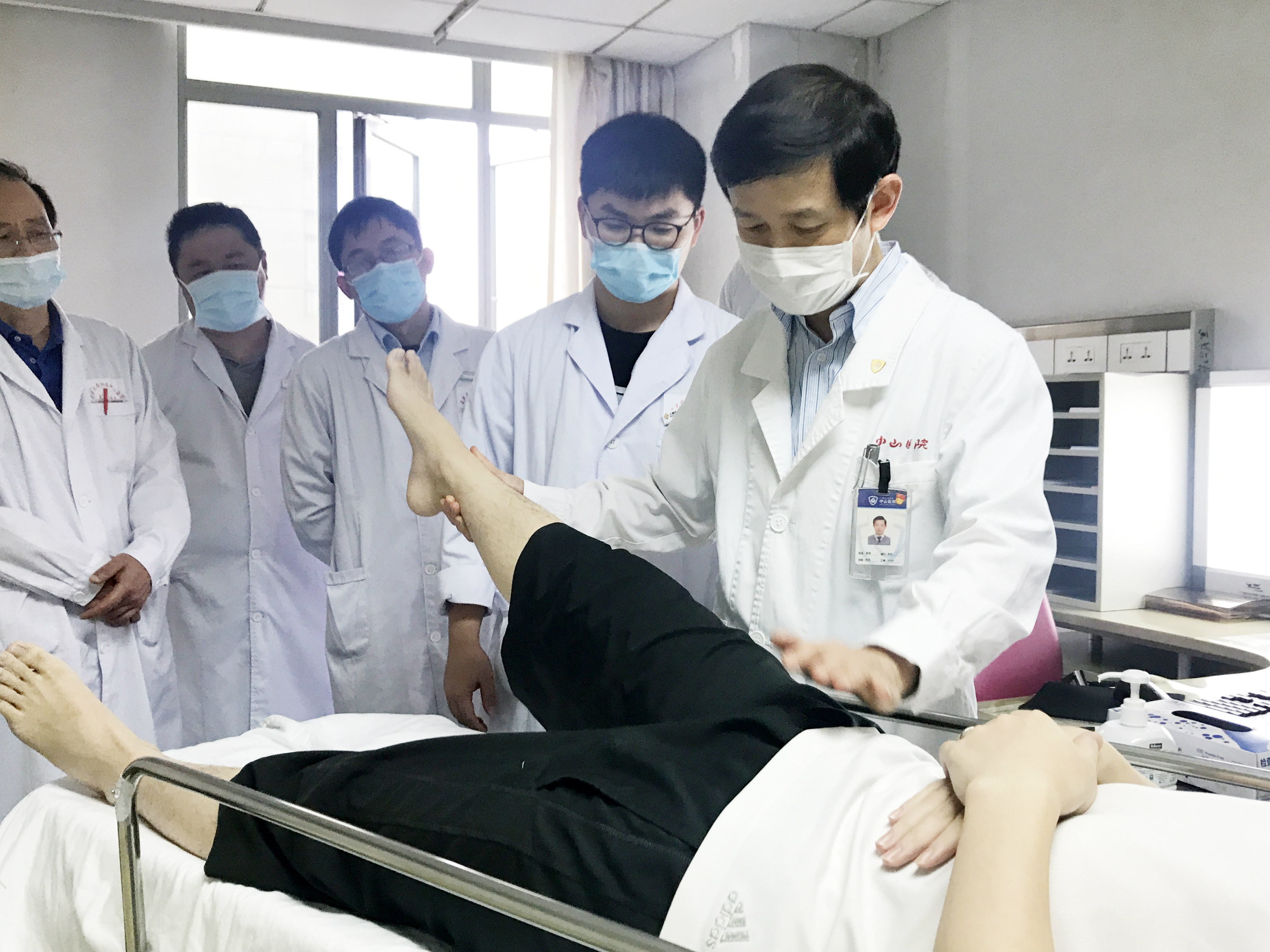 骨科董健教授接诊门诊患者.jpg 骨科董健教授接诊门诊患者.jpg