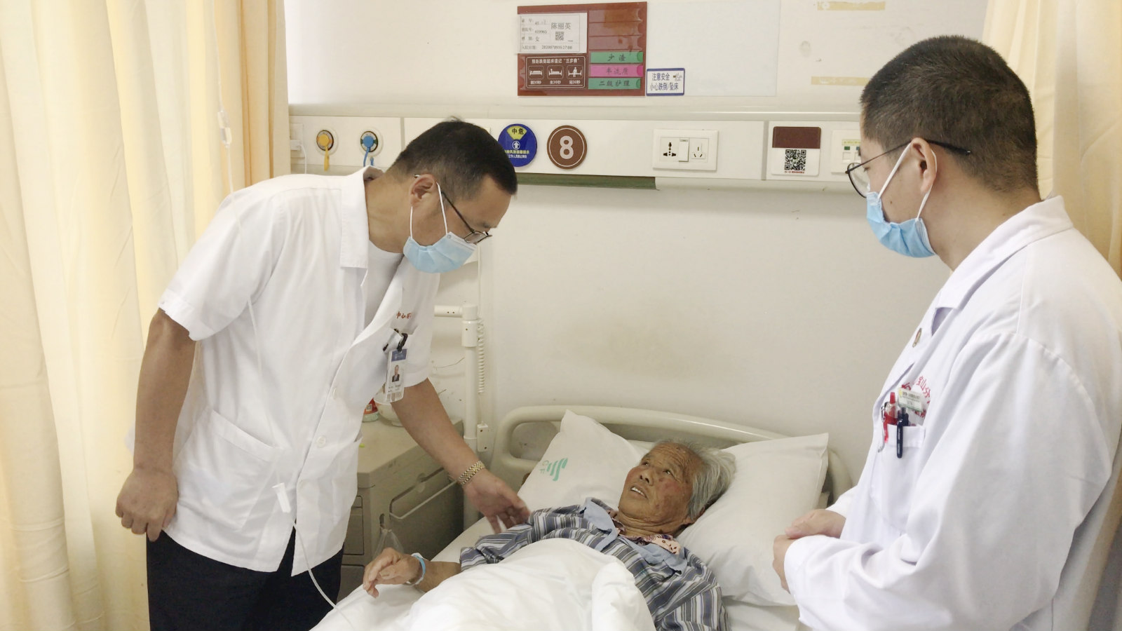 中山医院副院长、普外科主任孙益红教授进行教学查房.jpg 中山医院副院长、普外科主任孙益红教授进行教学查房.jpg