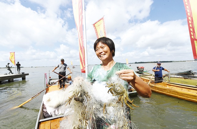 大纵湖捕鱼节上丰收的喜悦.jpg 大纵湖捕鱼节上丰收的喜悦.jpg