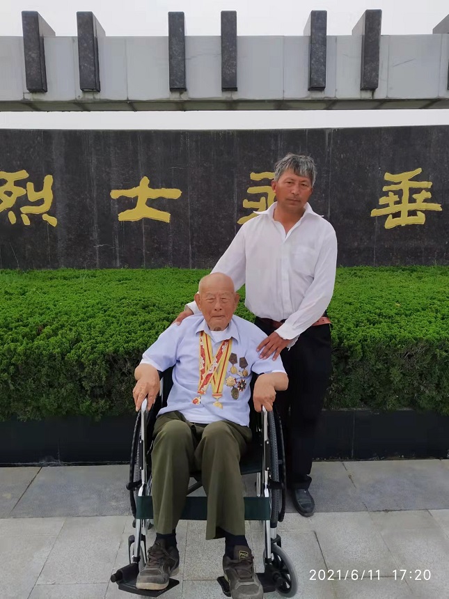 卞康全陪盐南阻击战幸存老兵周竹林祭奠战友.jpg 卞康全陪盐南阻击战幸存老兵周竹林祭奠战友.jpg
